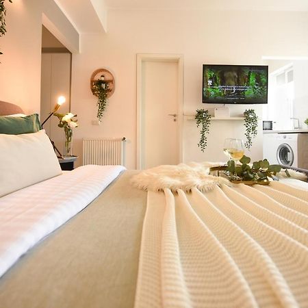 Read All About It - Stylish Central Studio Bukarest Exteriör bild