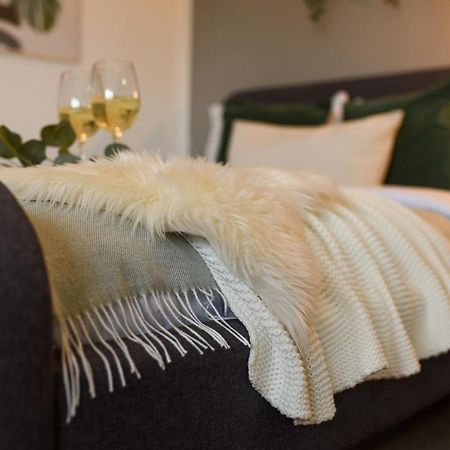 Read All About It - Stylish Central Studio Bukarest Exteriör bild