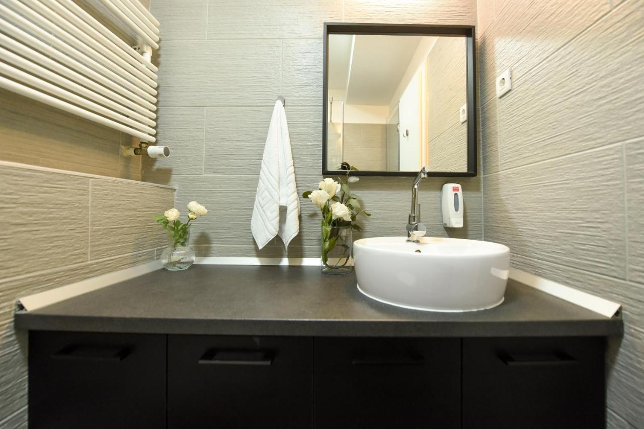 Read All About It - Stylish Central Studio Bukarest Exteriör bild