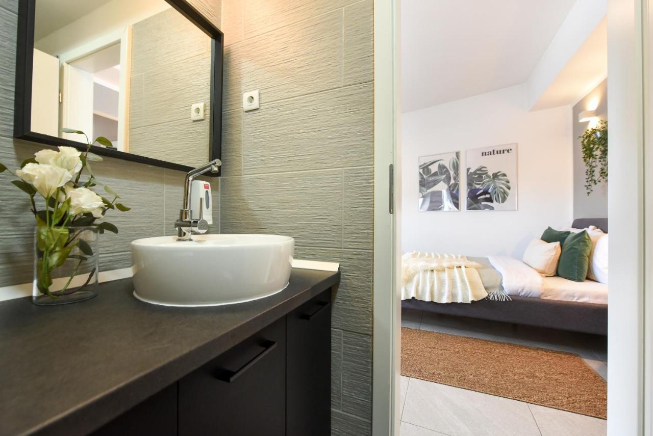 Read All About It - Stylish Central Studio Bukarest Exteriör bild