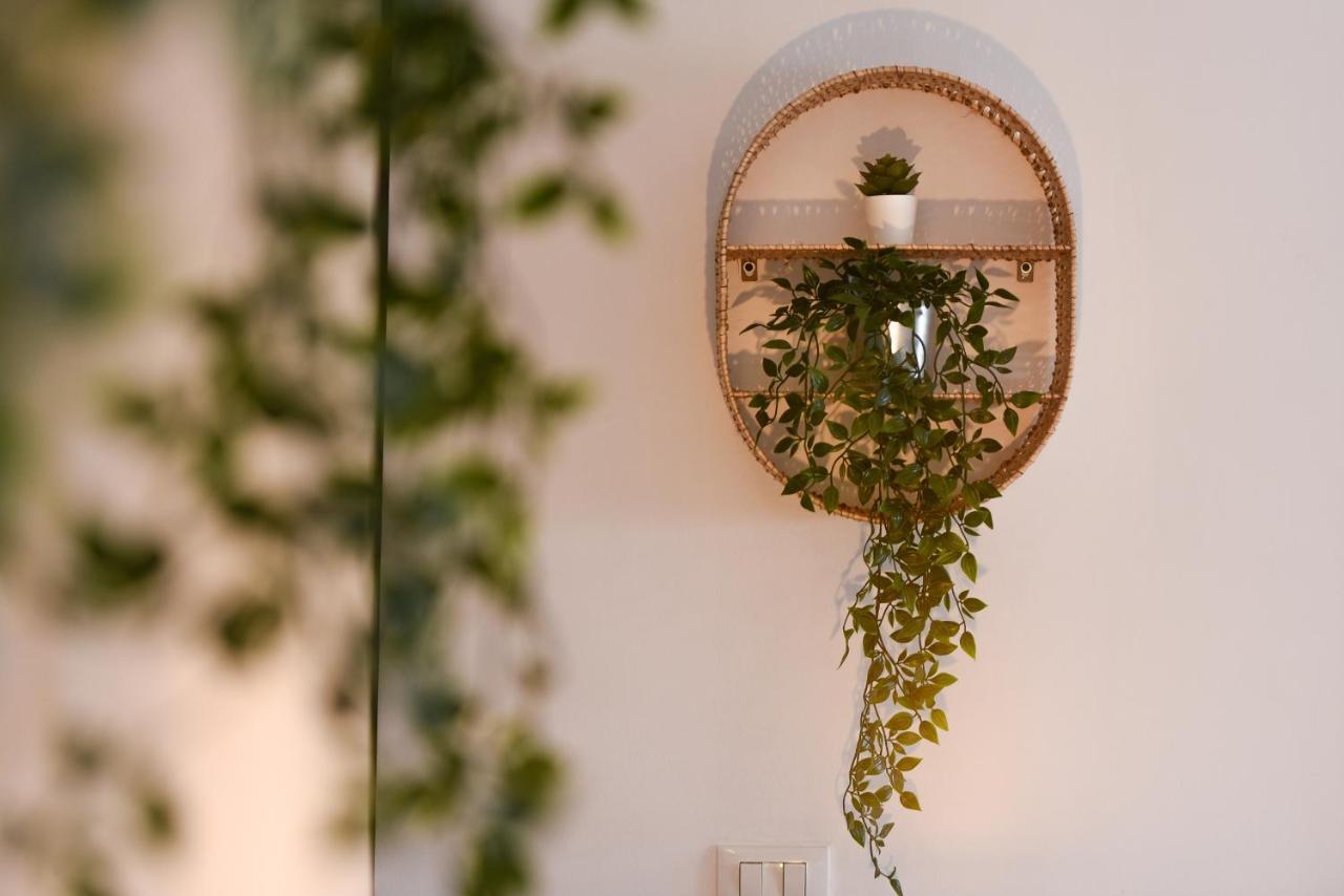 Read All About It - Stylish Central Studio Bukarest Exteriör bild