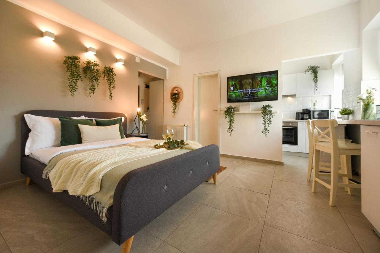 Read All About It - Stylish Central Studio Bukarest Exteriör bild