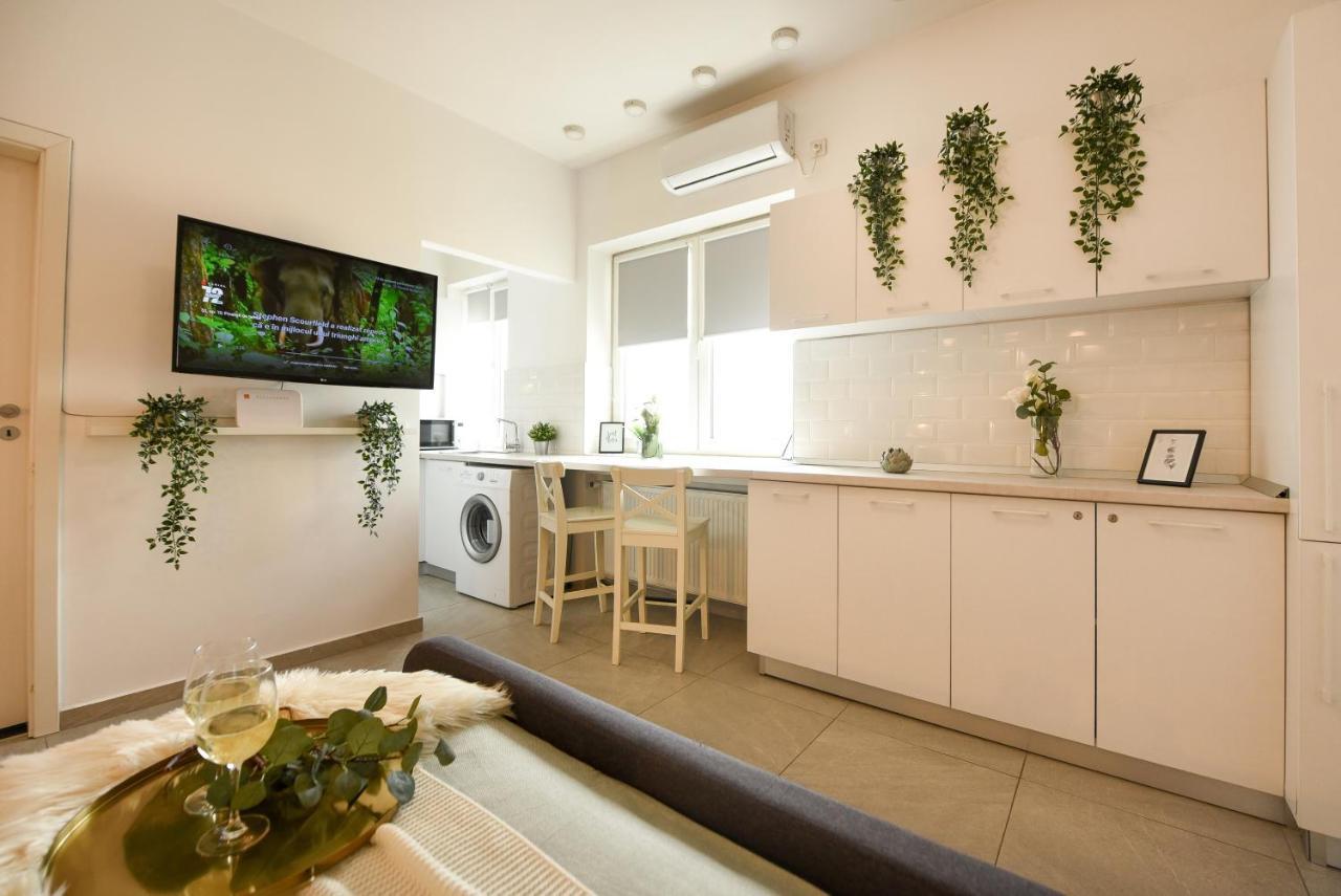 Read All About It - Stylish Central Studio Bukarest Exteriör bild