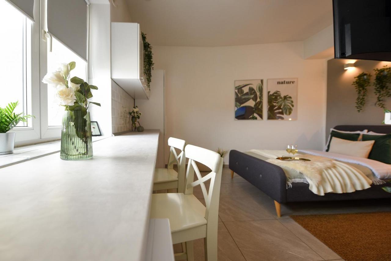 Read All About It - Stylish Central Studio Bukarest Exteriör bild