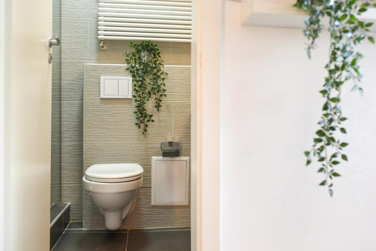 Read All About It - Stylish Central Studio Bukarest Exteriör bild