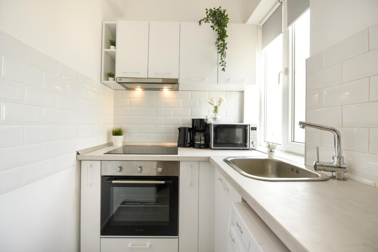 Read All About It - Stylish Central Studio Bukarest Exteriör bild