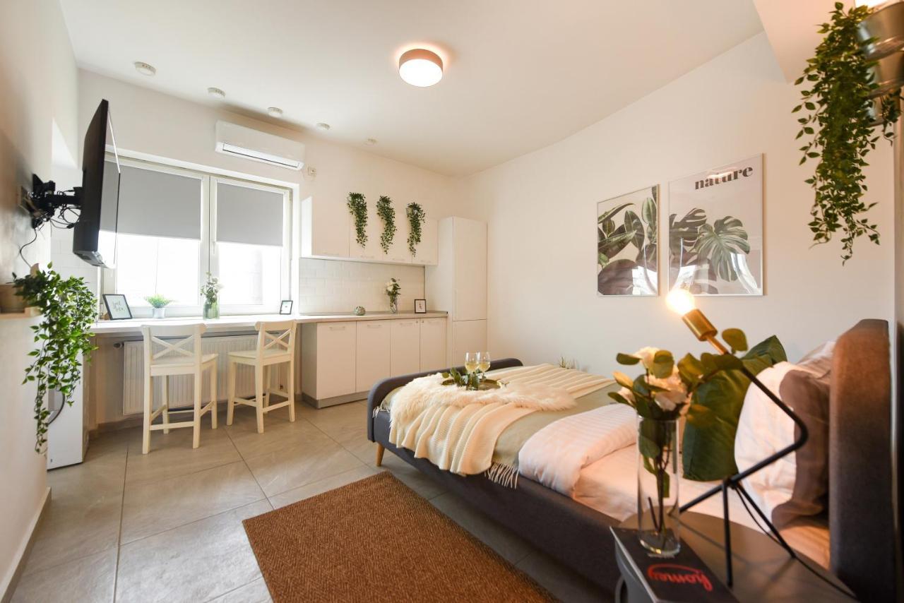 Read All About It - Stylish Central Studio Bukarest Exteriör bild